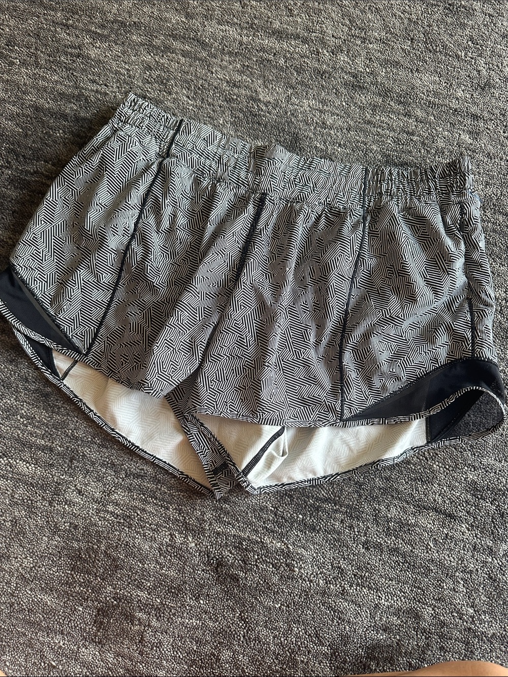 Lululemon Seawheeze 4” Hotty Hot Shorts Size 12